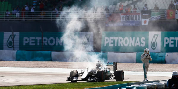Hamilton rompe en Malasia y se aleja del Campeonato. Hamilton rompe en Malasia y se aleja del Campeonato.