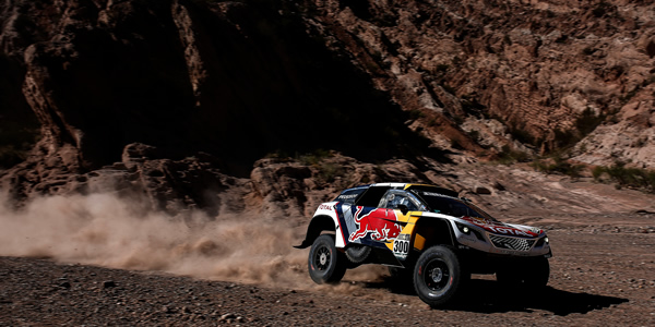 Peterhansel mantiene la distancia con Loeb