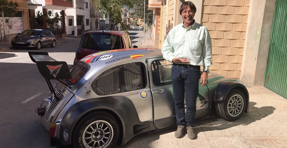 José María Ponce junto al SEAT 600