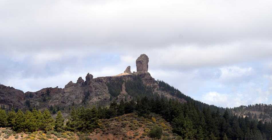 El Roque Nublo desde el helicóptero de seguridad