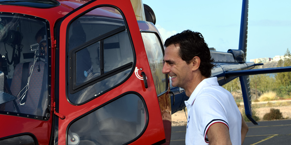 Pedro de la Rosa junto al helicóptero de seguridad del Rally Pedro de la Rosa junto al helicóptero de seguridad del Rally