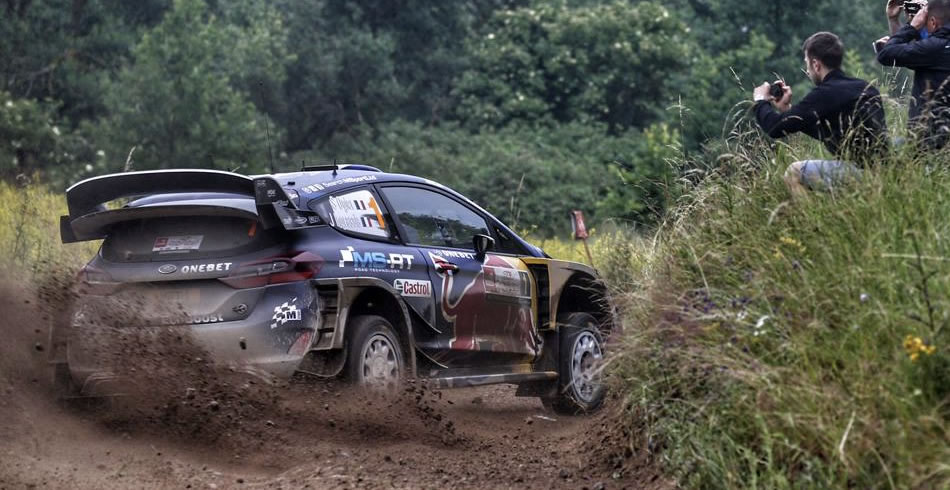 Ogier finaliza tercero