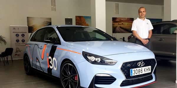 Juanjo Betancor con el Hyundai i30 N, coche cero