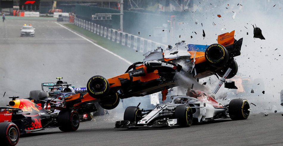 Accidente en la salida entre Alonso y Hulkenberg