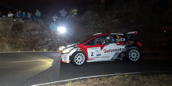 Adrián García con el Peugeot 208. Foto: Gustavo Alonso