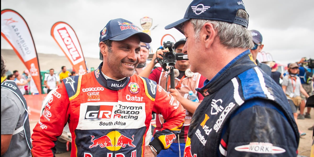Caarlos Sainz en charla con Nasser Al Alattiyah