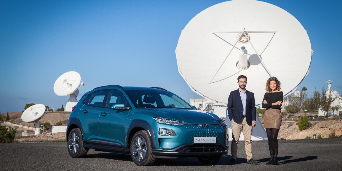 Adrián López e Irene Gálvez junto al Nuevo KONA Eléctrico