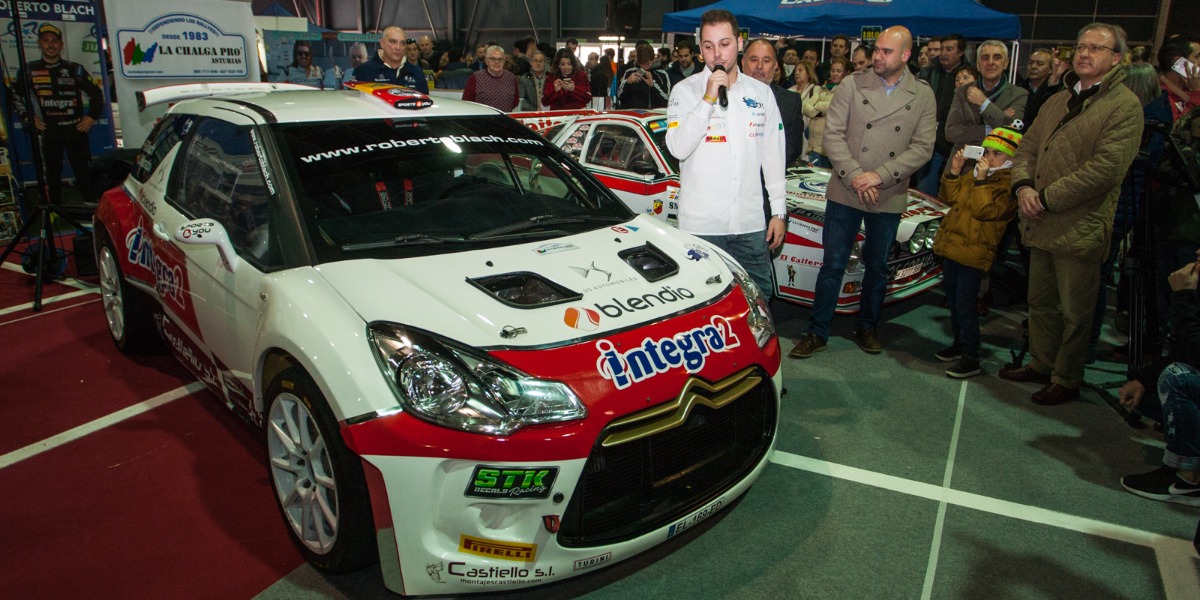 Roberto Blach junto al Citroën DS3 R5