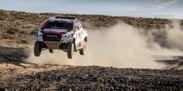 Fernando Alonso probó el Toyota Hilux ganador del Rally Dakar