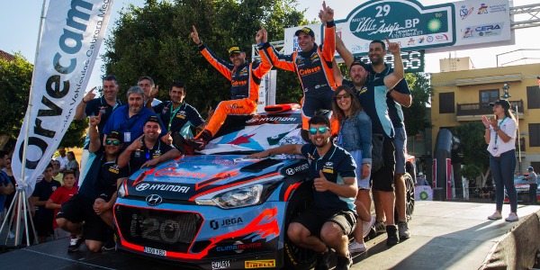 Iván Ares y su equipo tras el Villa de Adeje
