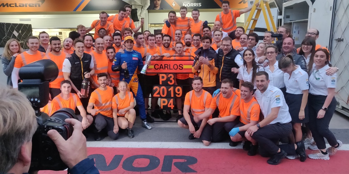 Carlos Sainz y su equipo en 2019
