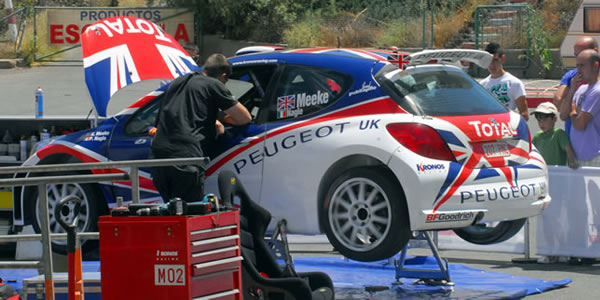 El equipo Peugeot realiza los preparativos