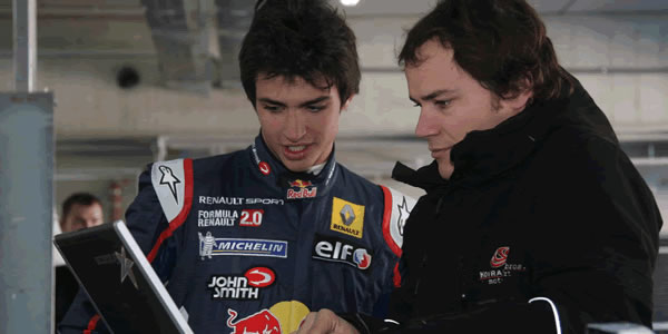 Carlos Sainz Júnior con su ingeniero