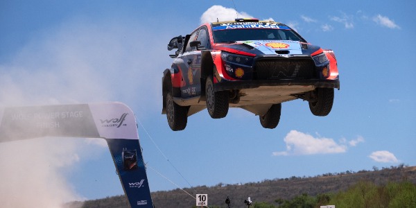 Thierry Neuville en acción Thierry Neuville en acción