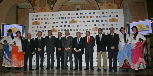 Foto de familia de autorizades, patrocinadores y comité organizador