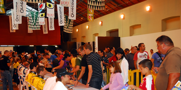 Masiva asistencia de aficionados a la firma de autógrafos