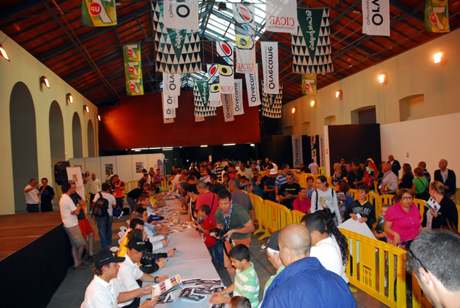 Firma de autógrafos de los participantes del IRC