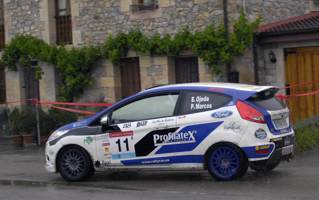 Enrique García Ojeda con el Ford Fiesta