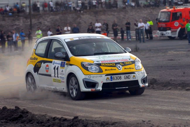 La marca del rombo junto a Motor Arisa, con el rallye