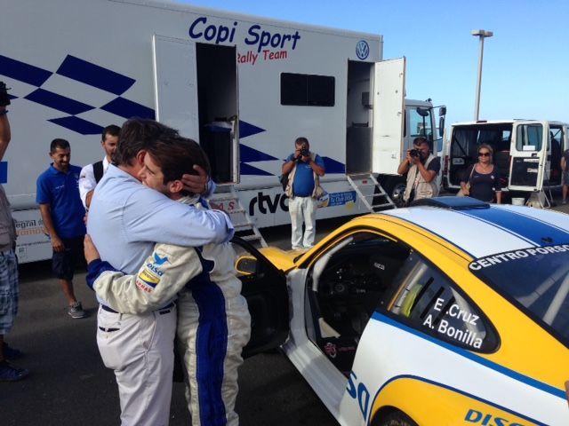 Abrazo de Copi y Enrique Cruz
