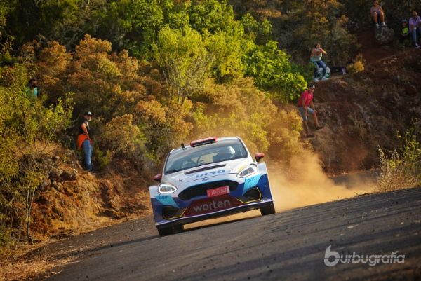Enrique Cruz lidera el rally